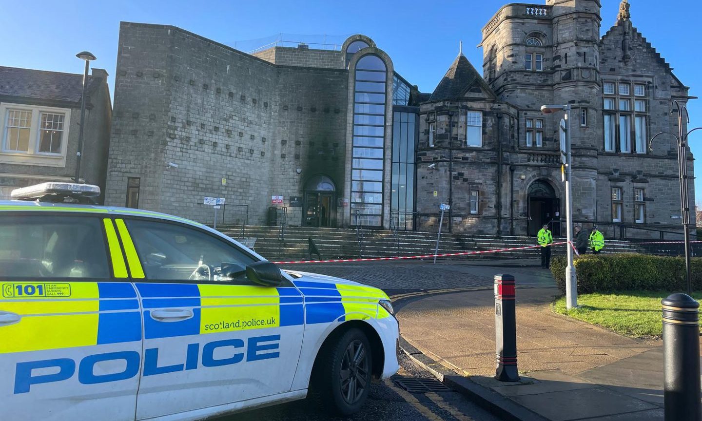 Police outside Kirkcaldy Sheriff Court after the fire. Image: DC Thomson