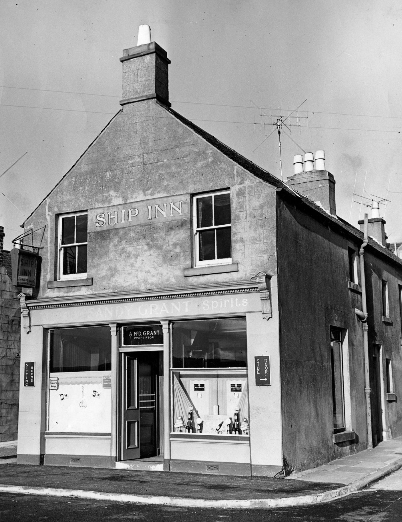 a black and white shot showing the exterior of the Broughty Ferry Ship Inn pub in 1959.