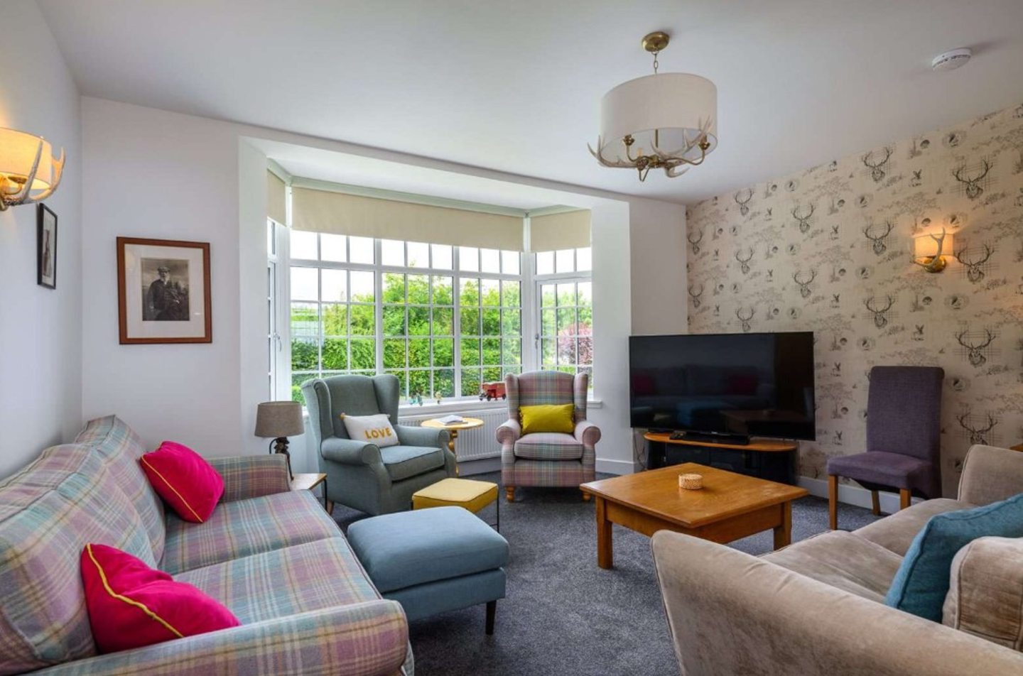 Living room with its bay window.