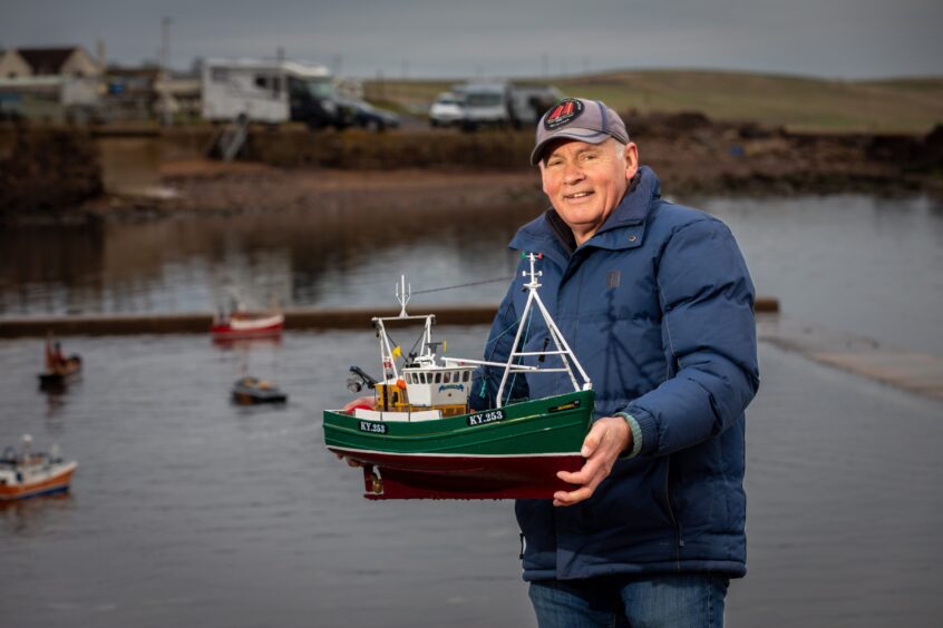 Image shows: Mike Griffin at Cellardyke Tidal Pool in Fife. Mike is standing by the pool with his model of Jeniska KY 253.