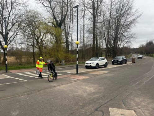To go with story by Isla Glen. Petition to stop lollipop man losing job Picture shows; Busy school crossing near primary school. Bridge of Allan. Supplied by Emma Lockhart Date; 26/03/2025