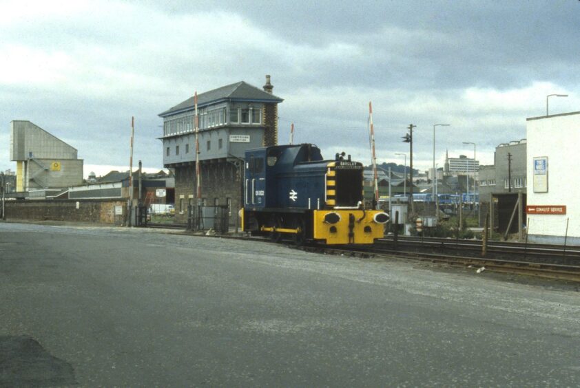 06002 passing the Dundee rail landmark in August 1980