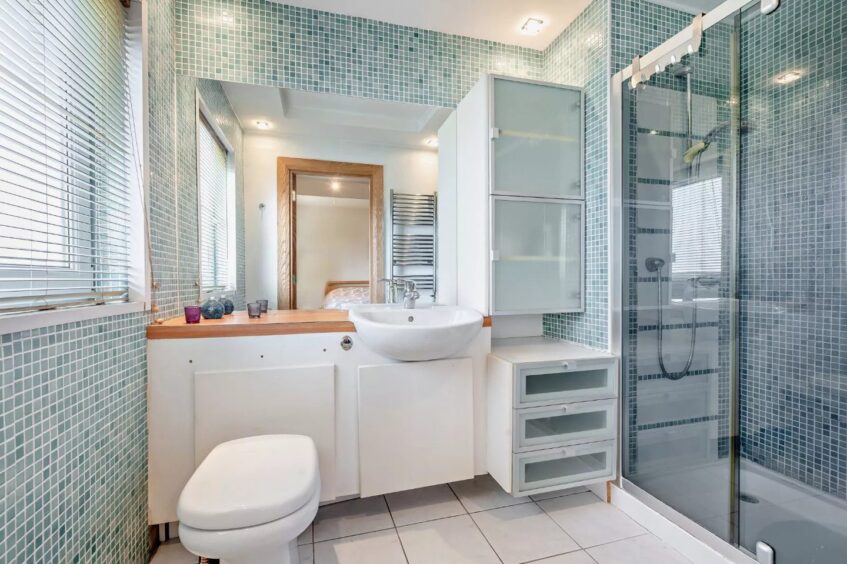 An en-suite shower room