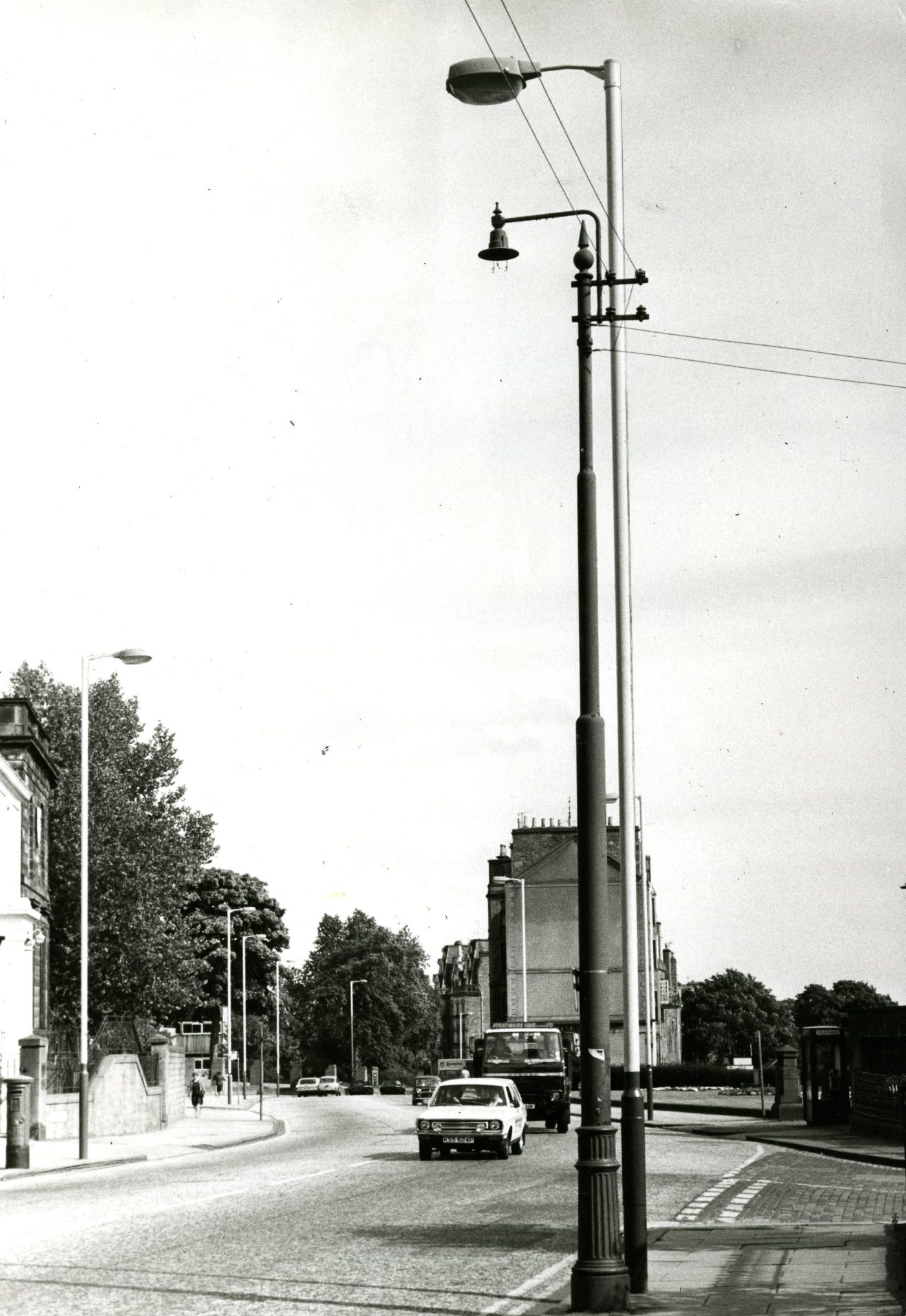 vehicles on Perth Road at the Roseangle junction. 