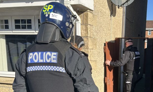 Police raiding a home on Tern Road in Dunfermline. Image: Neil Henderson/DC Thomson