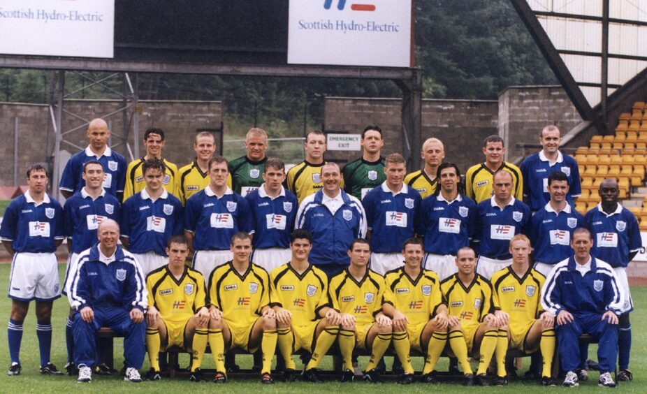 a team photo of the St Johnstone squad for season 1999-2000. 