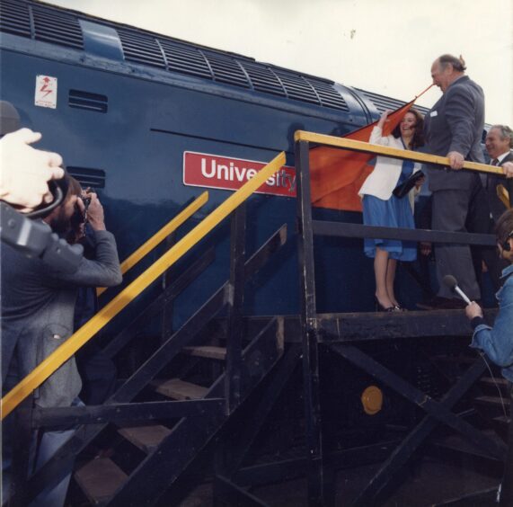 The nameplate is unveiled on the University of Dundee in 1982.