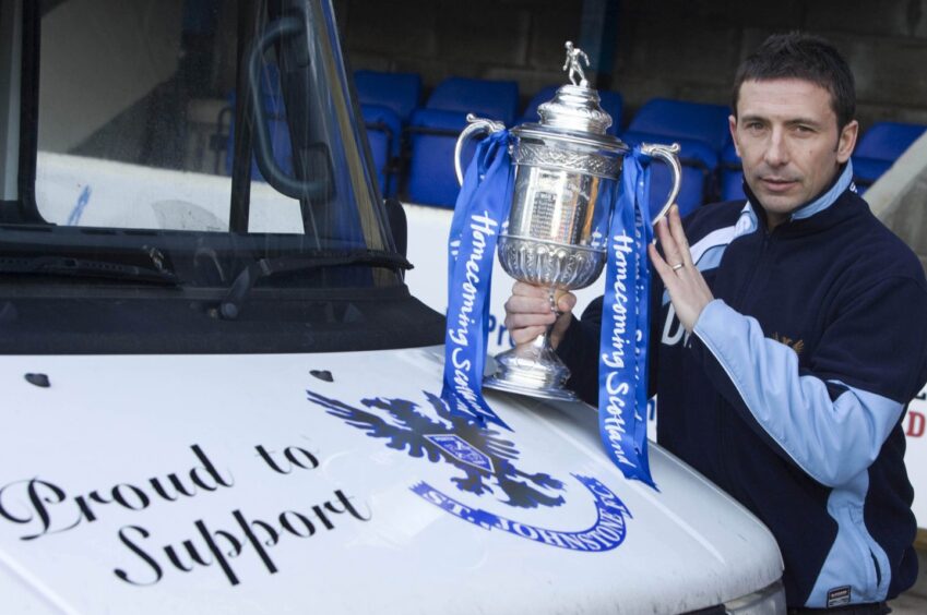 Derek McInnes with the Scottish Cup trophy in 2009.