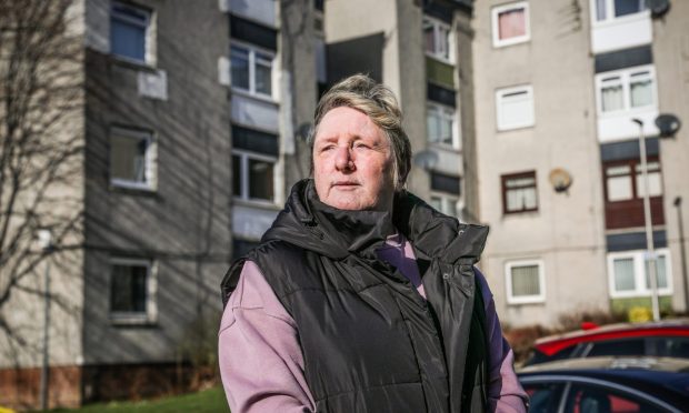 Arlene Jeffrey outside the block of flats on Cart Place. Image: Mhairi Edwards/DC Thomson.