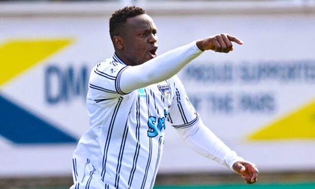 Victor Wanyama points and shouts instructions in a game playing for Dunfermline Athletic.