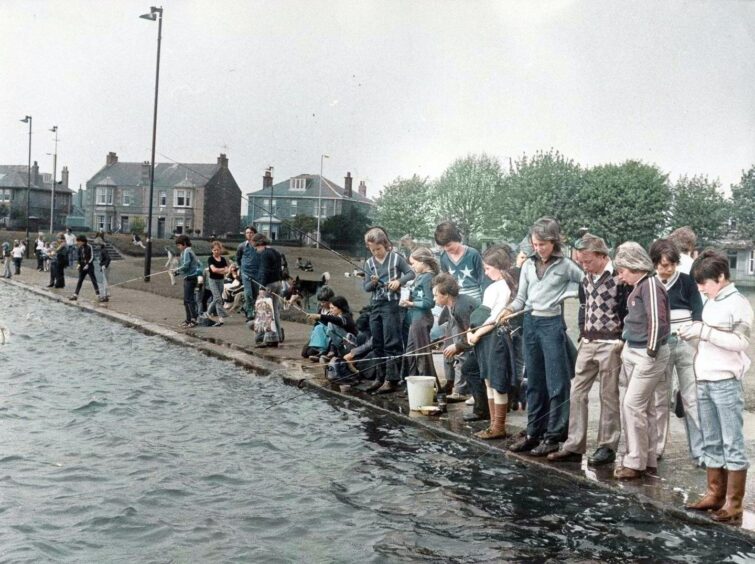Children fishing at the Swannie Ponds in May 1975.
