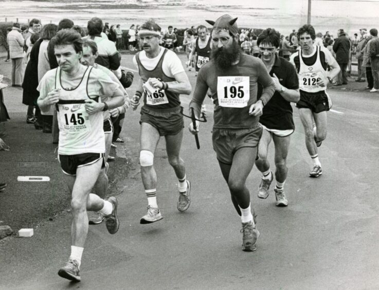 Runners, including Auld Nick, taking a corner in 1985. 