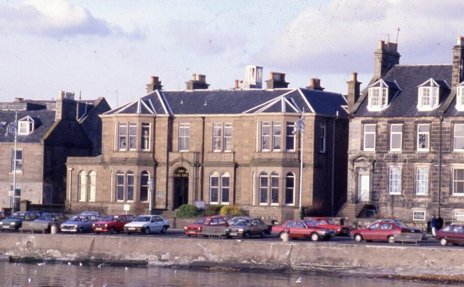 a view of the properties and Orchar Gallery on Beach Crescent in Dundee in 1987