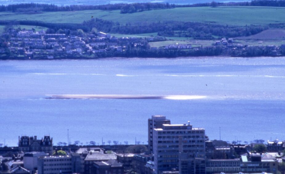A view of the River Tay looking south in 1988 with Dundee University buildings in the foreground
