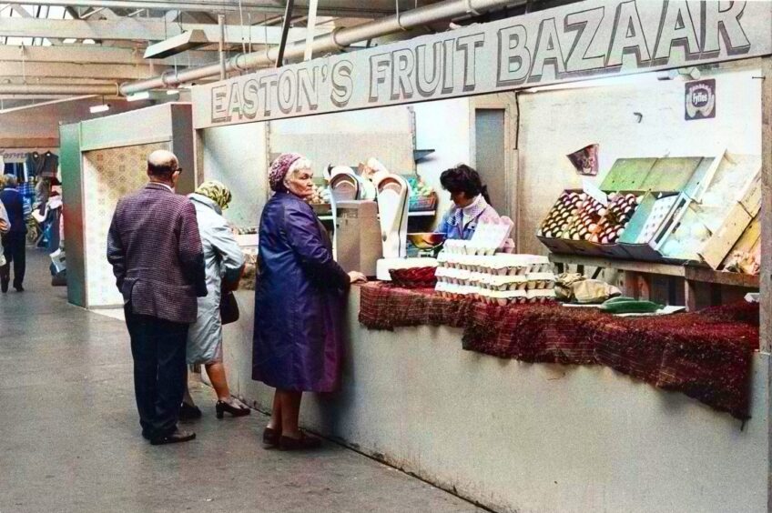 shoopers at Easton’s Fruit Bazaar at Dens Road Market in 1975.