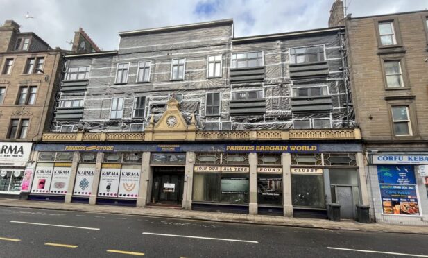 To go with story by Laura Devlin. Scaffolding at former Parky's store removed  Picture shows; Former Parky's store . Dundee city centre . Laura Devlin/DCT Media Date; 14/04/2025