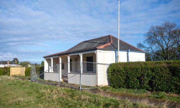 CR0053015, Laura Devlin, Dundee. Broughty United Youth FC have have just signed a 25 year lease on the old bowling green and pavilion at Orchar park in Broughty Ferry. The club have now gotten the keys and are planning on developing the facility for the benefit of the club and the wider community. Picture Shows, the former bowling green and pavilion, Bowling Pavilion, Orchar Park, Monifieth Road, Broughty Ferry, Dundee, 24th  April 2025. Image: Kim Cessford / DC Thomson