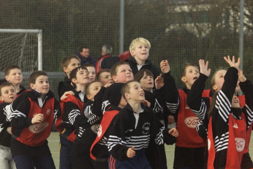 Methilhill Primary School pupils look for the ball in a line out