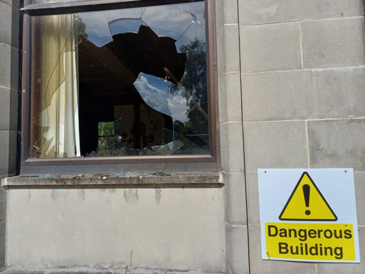 Sharp shards of glass in a windowframe