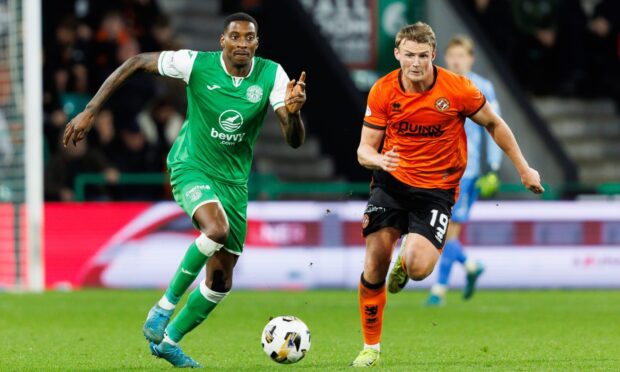 Hibs' Marvin Ekpiteta (L) and Dundee United's Sam Dalby fight for possession