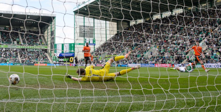 Hibs go 2-0 up early on against Dundee United. Image: Alan Harvey SNS