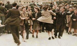 Dundee dancing on VJ Day. Image: DC Thomson.