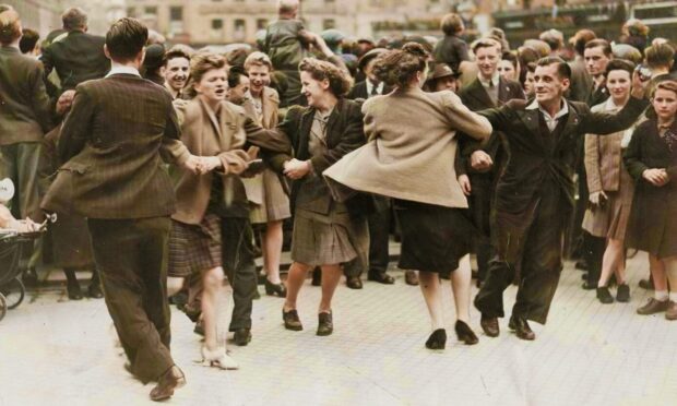 Dundee dancing on VJ Day. Image: DC Thomson.