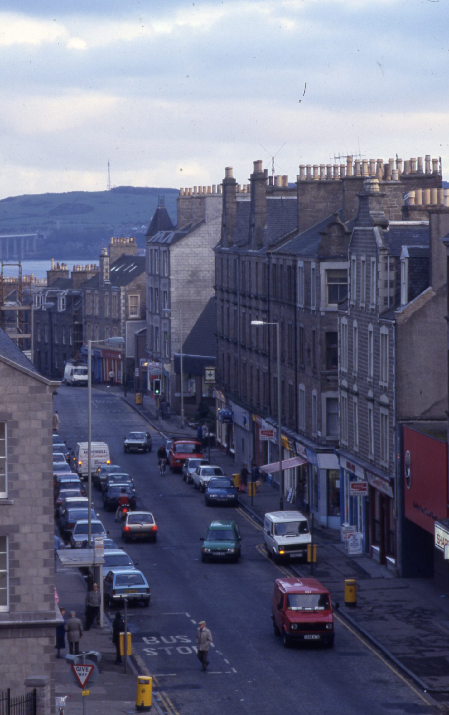 An aerial shot of Perth Road and a busy scene of cars in 1987.