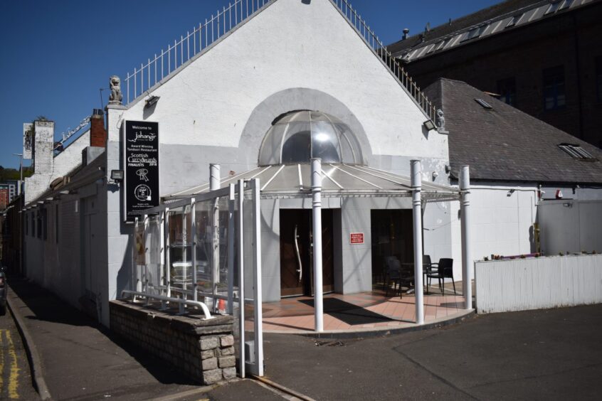 The outside of Jahangir Tandoori, an Indian restaurant located in Dundee.