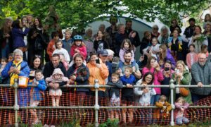 Crowds gather for the Dunblane Fling. Image: Mark Ferguson