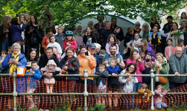 Crowds gather for the Dunblane Fling. Image: Mark Ferguson