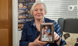 Joy Milne with a picture of her late husband Les. Image: Kim Cessford/DC Thomson.