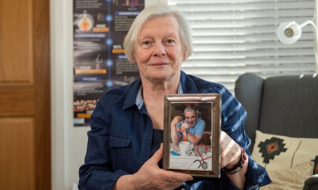 Joy Milne with a picture of her late husband Les. Image: Kim Cessford/DC Thomson.