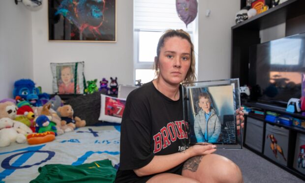 Dundee mum Toni Hunt with a photo of her son, Stuart Gauld. Image: Kenny Smith/DC Thomson