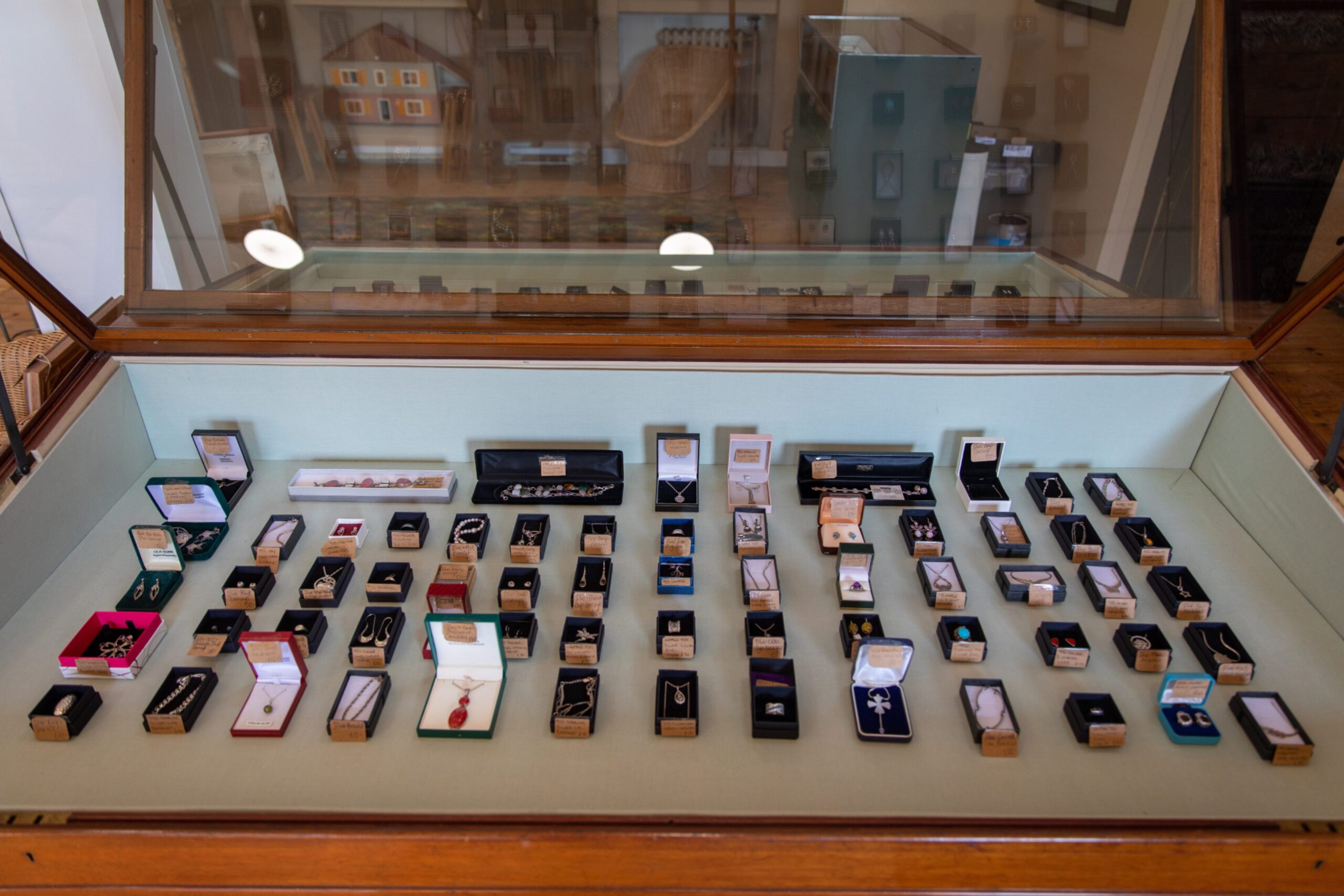 A selection of vintage jewellery.