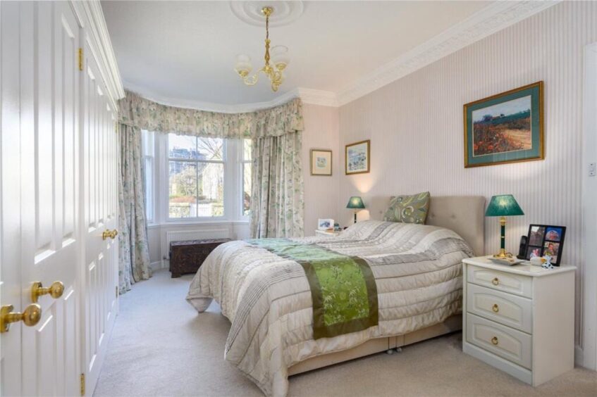 The ground floor bedroom.