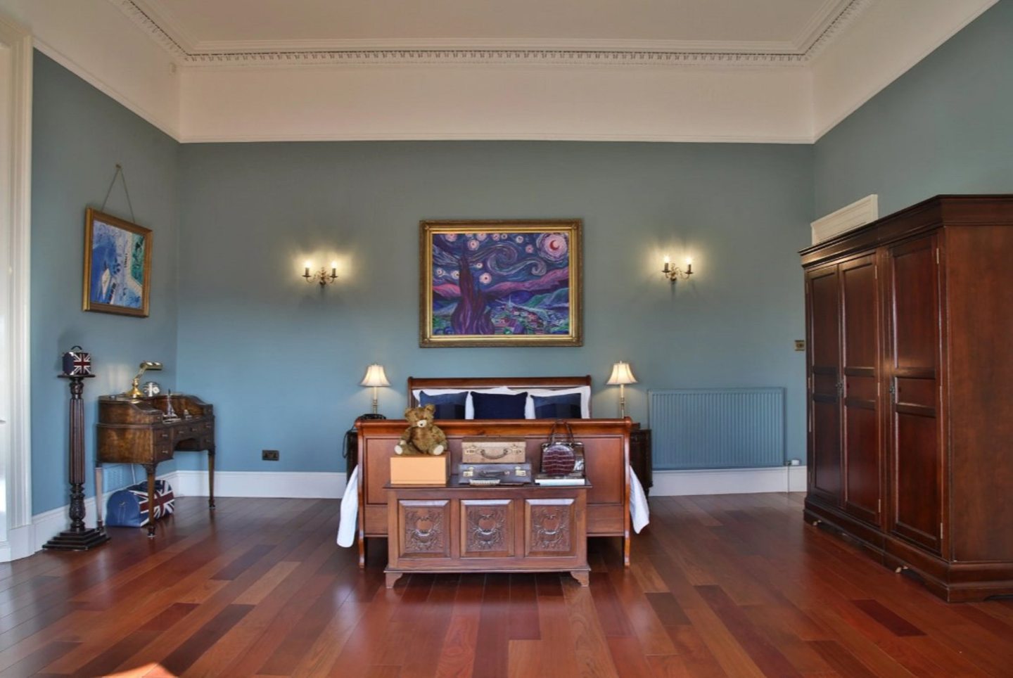 Principal bedroom.
