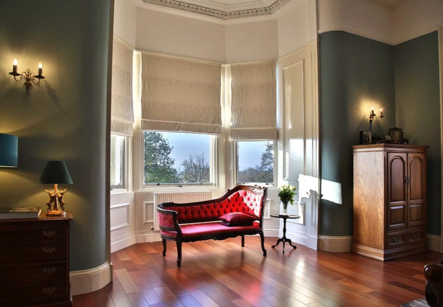 The stunning bay window in the maim bedroom.