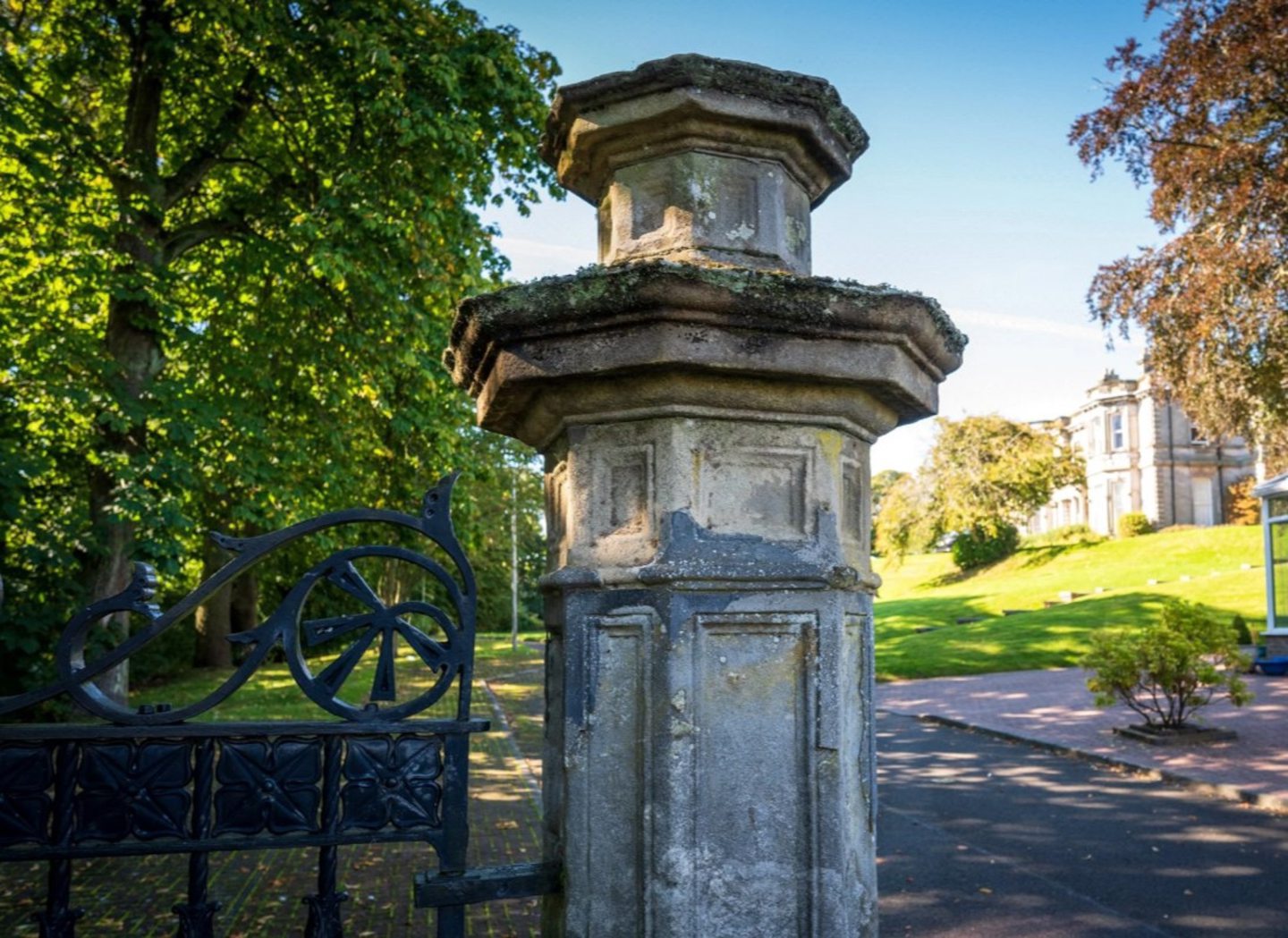 Private drive and grounds to 45 St Leonards Hill, Dunfermline.