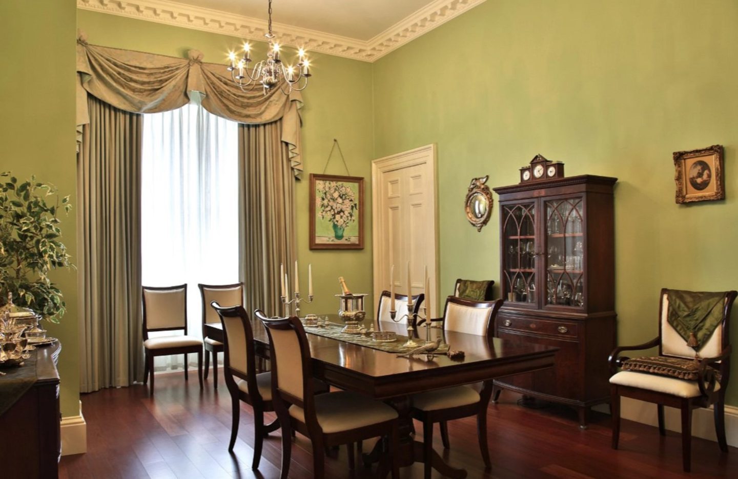 Dining room decorated to an impeccable standard. 