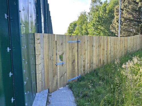 The public can no longer use the path to reach the River Forth. Image: Alex Watson/DC Thomson