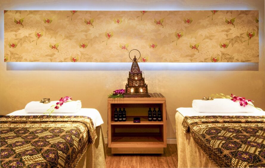 A treatment room with two beds at Yu Spa