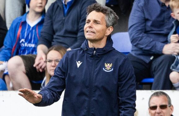 Simo Valakari sending a "calm down" message to his players.