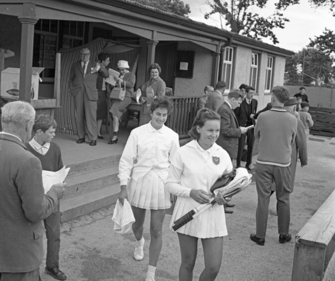 Virginia Wade walking on court in 1963.