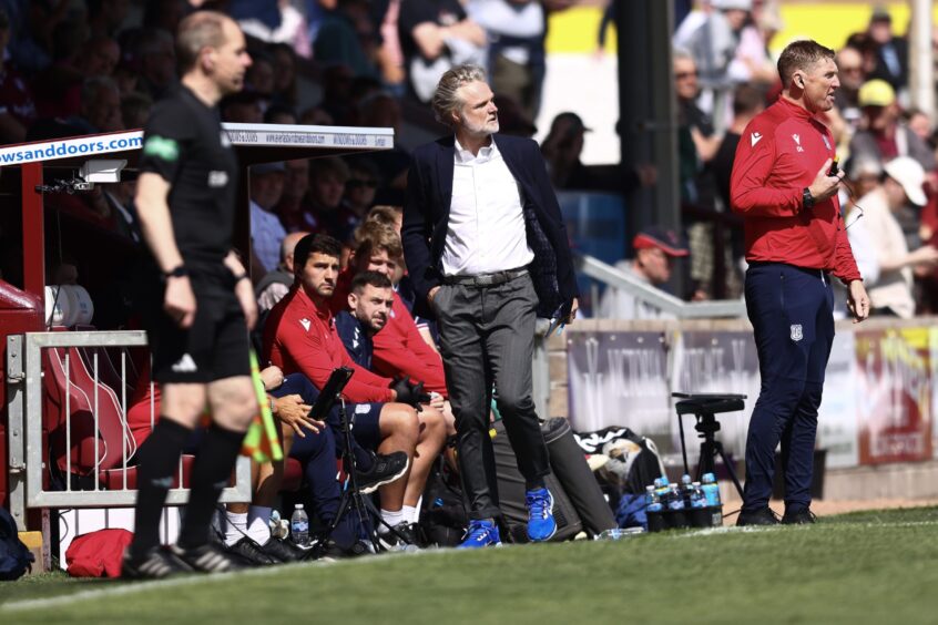 Pressley stepped down to the dugout to rearrange his side after Charlie Reilly's injury. Image: David Young/Action Plus/Shutterstock
