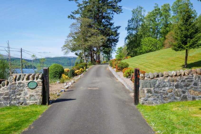 A driveway leads to Tigh-na-Traigh.