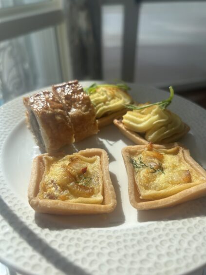 Small appetisers sitting on a plate.