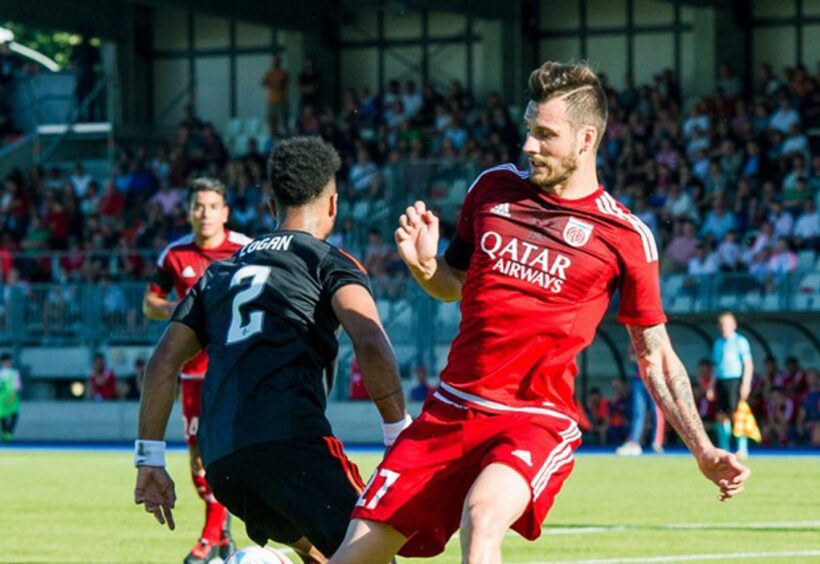 Current UNA Strassen manager, Bensi, challenges Shay Logan. Image: SNS