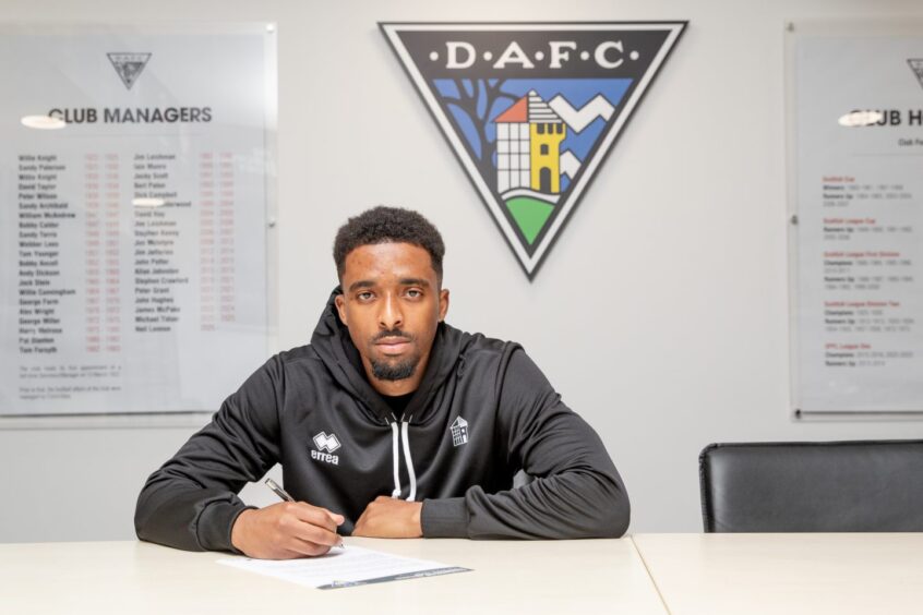 Tashan Oakley-Boothe puts pen to paper on his new contract at Dunfermline Athletic.
