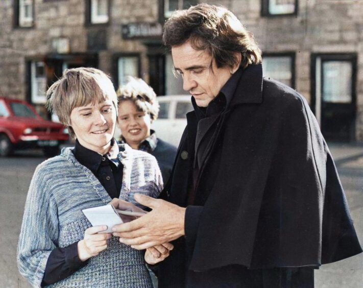 The Man in Black signs an autograph for fan Lilian in 1981. 